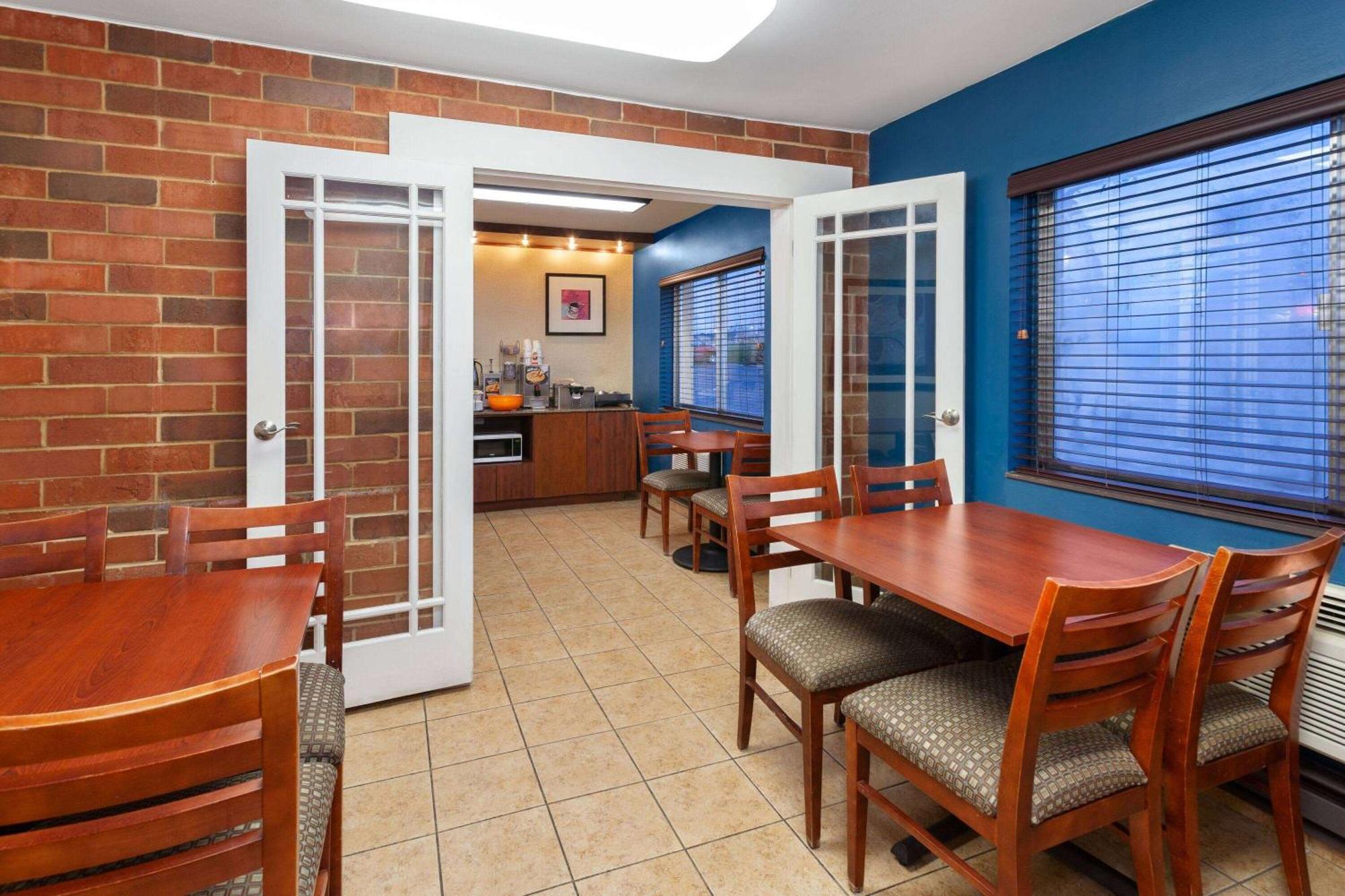 Days Inn By Wyndham Rockford I-90 Casino District Екстериор снимка