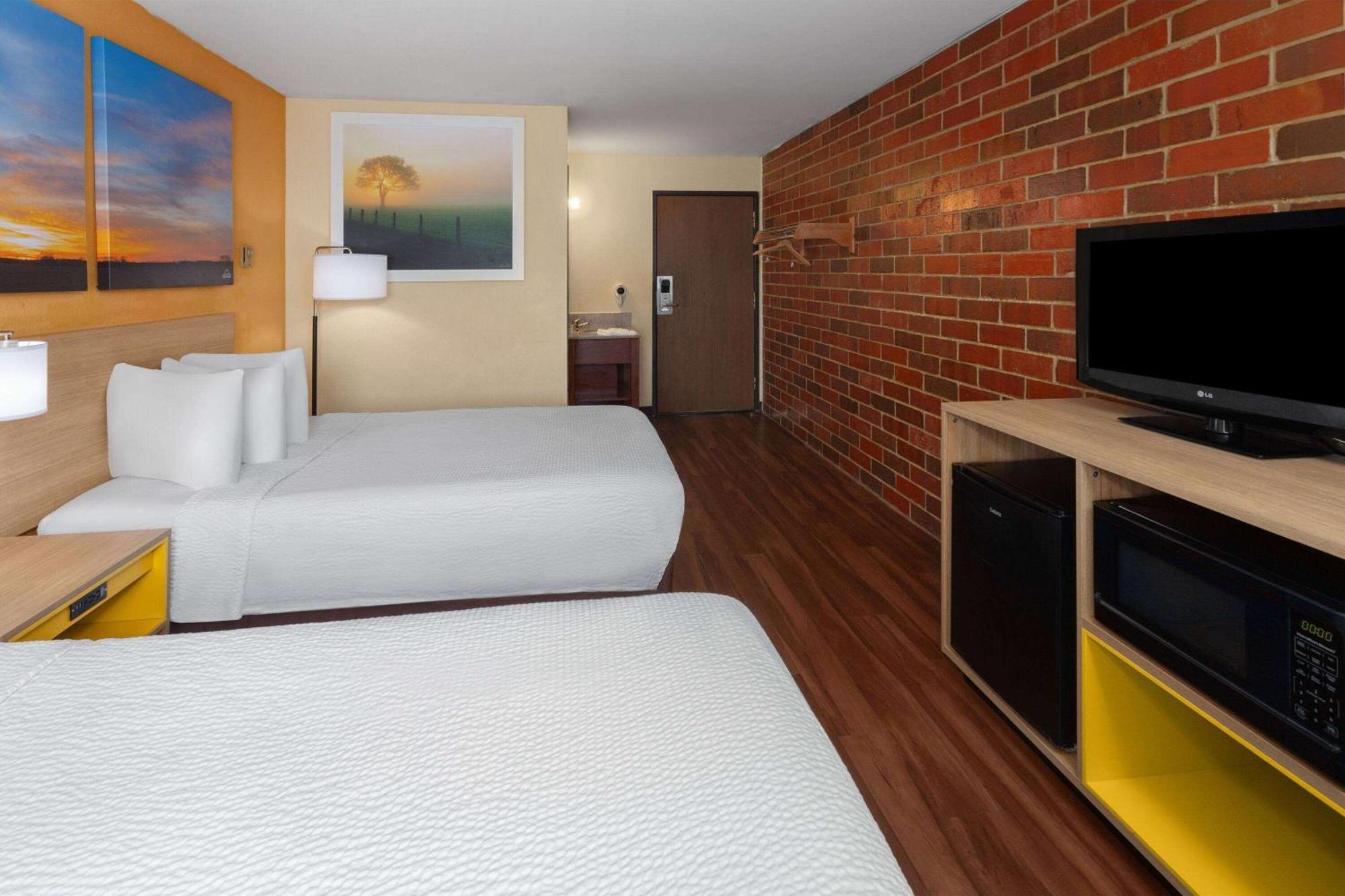 Days Inn By Wyndham Rockford I-90 Casino District Екстериор снимка